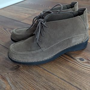 Clark's Suede Nikki Class Taupe Ankle Boots Size 7.5W